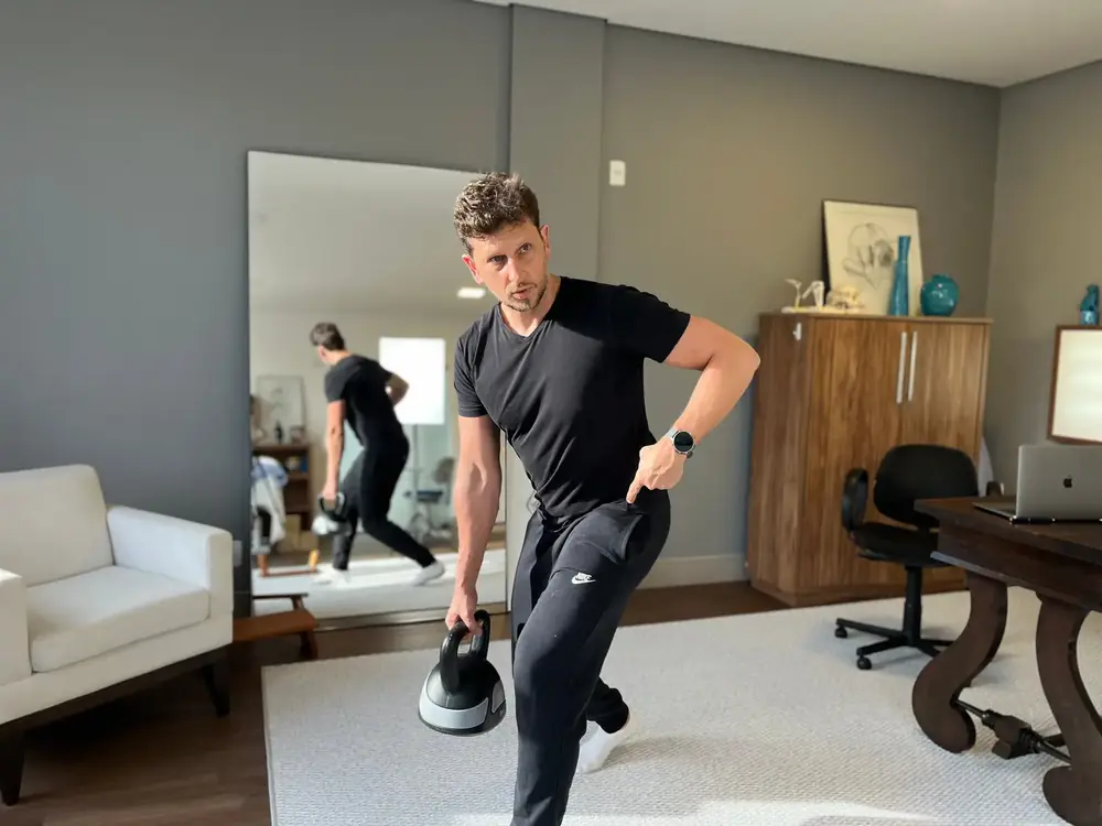 Exercício com kettlebell no consultório