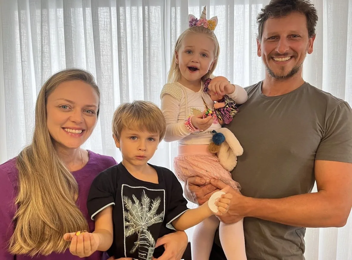 Leonardo Schneider com a esposa, Rômi, e os dois filhos