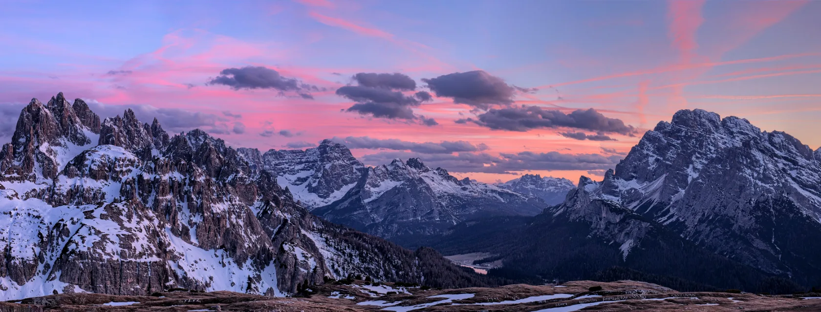 Panorama das Dolomitas com neve ao pôr do sol